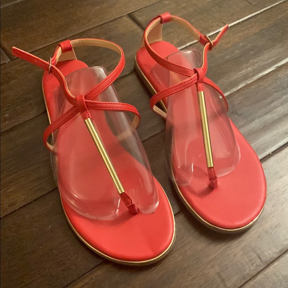 Zigi Soho Red Sandals with Gold T-Strap Design Size 8.5 NWOT